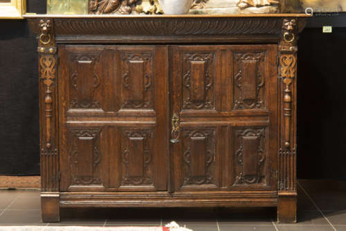 VLAANDEREN - 17° EEUW mooi Renaissance-meubel in eik met twee deuren met [...]
