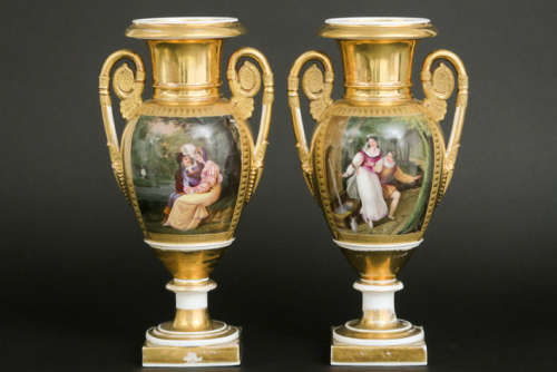 Paar negentiende eeuwse Empire-vazen met urnvorm en typische grepen in deels [...]