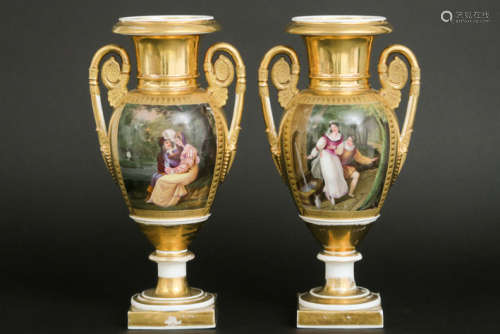 Paar negentiende eeuwse Empire-vazen met urnvorm en typische grepen in deels [...]