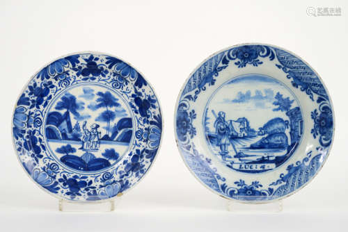 Twee achttiende eeuwse borden in Delftse faience met blauwwit decor - diameter : 22 [...]