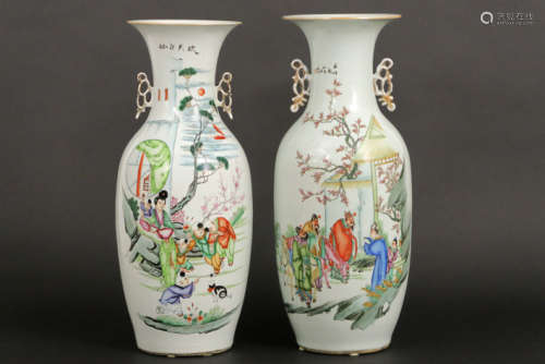 Lot van twee Chinese vazen in porselein met een polychroom decor, één met zotjes en [...]