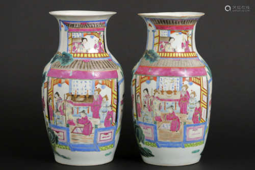 Paar Chinese vazen in porselein met polychroom decor met geanimeerd landschap - [...]