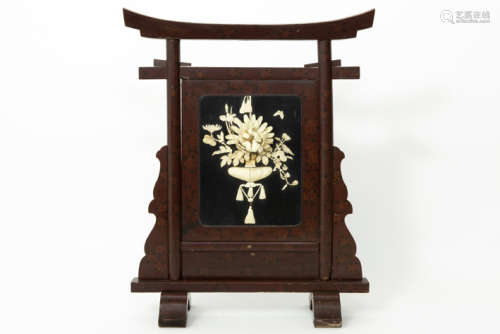 Antiek Chinees scherm in lakwerk met een paneel in zwarte lak versierd met een [...]