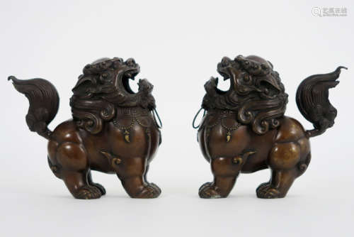 Paar Chinese bronzen wierookbranders in de vorm van tempelleeuwtjes - hoogte : 14 [...]