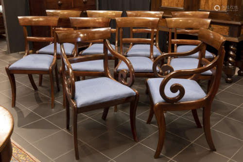Antieke Engelse set in acajou met acht stoelen en twee armstoelen - - antique [...]