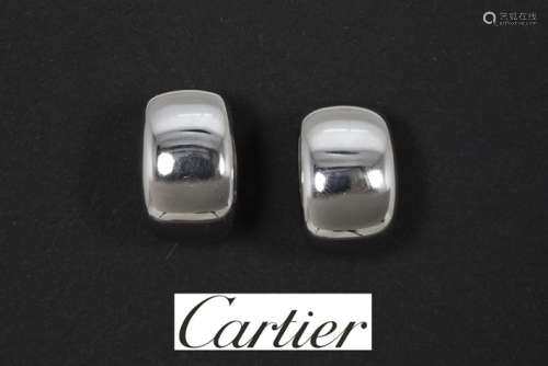 CARTIER paar oorbellen met een vrij klassiek model in witgoud (18 karaat) - gewicht [...]