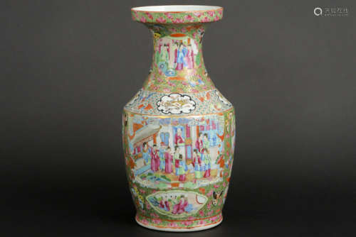 Antieke Chinese vaas in porselein met een ietwat apart en fijn Cantonees polychroom [...]