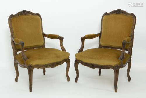 Paar 'antieke' fauteuils in notelaar met typisch Lodewijk XV-model en -ornamentiek [...]