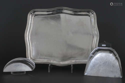 Lot hotelzilver met plateau en tafelschuimer - - several silverplated items -