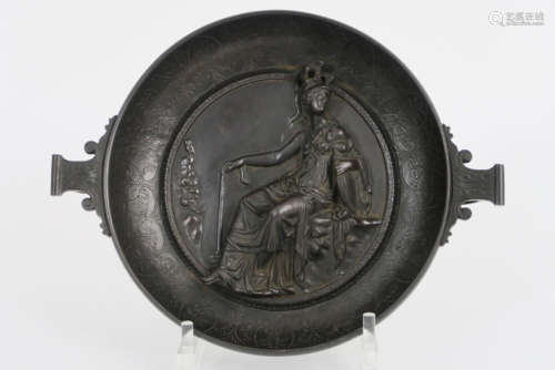 Antieke neoclassicistische schaal met grepen in brons met een medaillon met de [...]