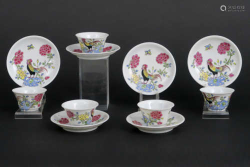 Set van vijf theetasjes en zes -schoteltjes in porselein met Famille Rose-decor met [...]