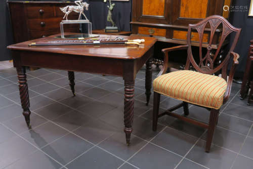 Lot van een negentiende eeuwse Engelse William IV-tafel in acajou met rechthoekig [...]