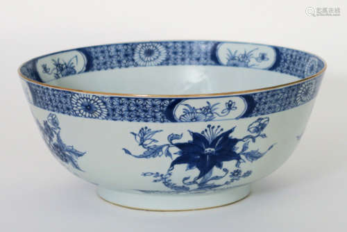 Achttiende eeuwse Chinese bowl in porselein met een blauwwit bloemendecor - hoogte [...]