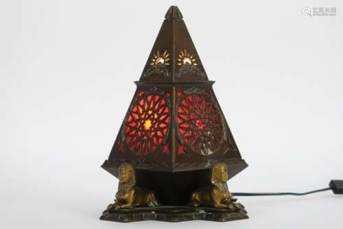 OOSTENRIJK - 19°/20° EEUW Weense lamp met originele polychromie in oud-Egyptische [...]