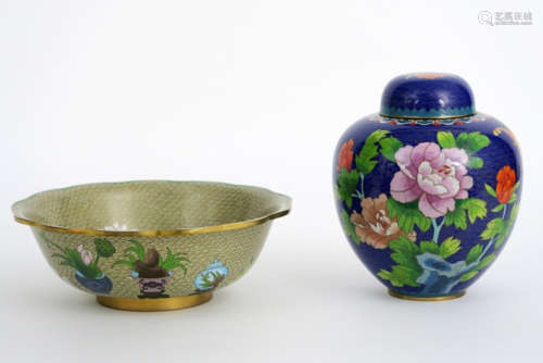 Lot met een Chinese gedekselde vaas en een bowl in cloisonné - - Chinese vase [...]
