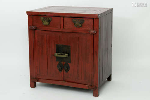Antiek Chinees Qing-meubeltje in roodgelakt hout met twee deuren en twee laden en [...]