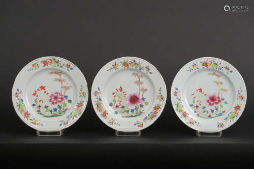 Set van drie achttiende eeuwse Chinese borden in porselein met Famille Rose-decor met [...]