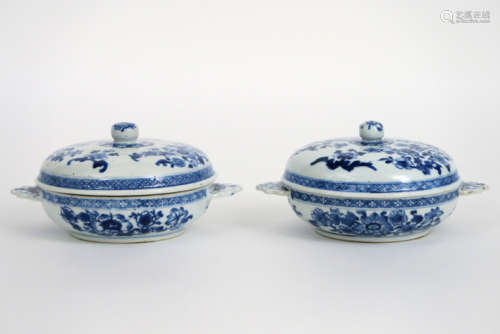 Paar gedekselde achttiende eeuwse Chinese terinnes met grepen in porselein met een [...]