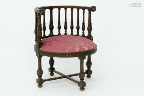 Aparte antieke fauteuil met een ronde vorm in notelaar - - antique armchair with a [...]