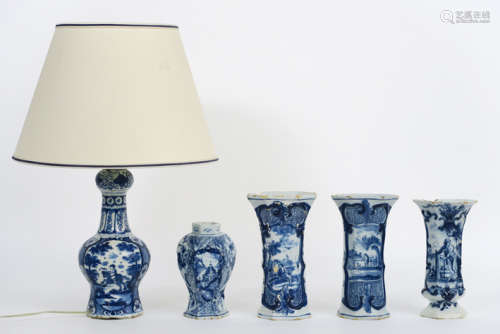 Lot (5) antieke faiënce van Delft met blauwwit decor : een lampje en vazen - - [...]