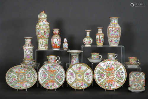 Lot (25) antiek Chinees porselein met Cantonees decor - - 25 antique pieces of [...]