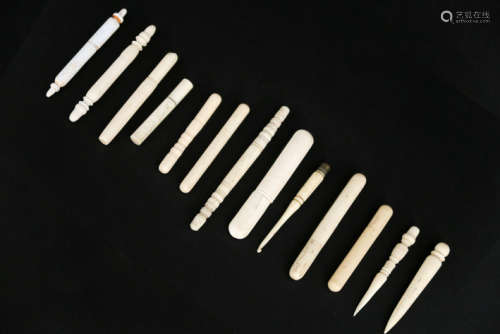 Lot naaldenetuis ea in ivoor - - several small ivory items -