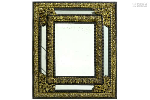 Antieke spiegel in Vlaamse barokstijl, gerealiseerd in geëboniseerd hout en messing [...]