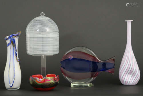 Lot met vijf stuks glas waaronder een Venetiaanse objecten in Murano-glas : een [...]