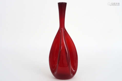 Fifties' Venetiaanse vaas met flesvaas en buik met inkepingen in rood Murano-glas - [...]