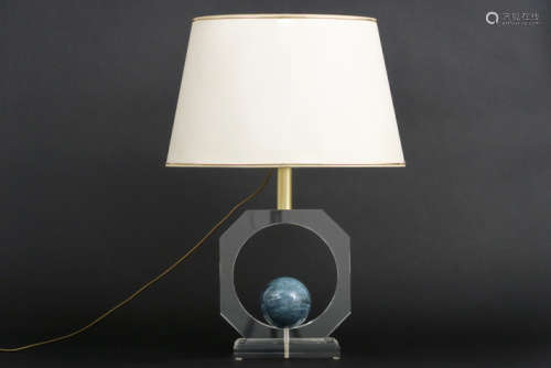Nineties' design lamp in plexi met een marmeren bol - hoogte : 40 cm - met kap [...]
