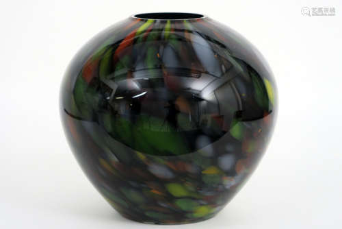 Vrij grote bolvormige vaas in zwart glas met kleurrijk vlekkendecor - hoogte : 28,5 [...]