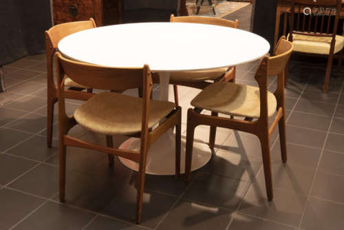 Deense sixties' designset met een tafel met rond blad op een typische poot, [...]