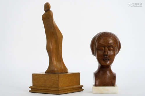 Lot met twee houtsculpturen waaronder een gestileerd personage van Nico Taeymans en [...]
