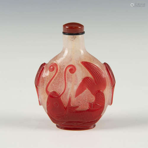 RED OVERLAY PEKING GLASS SNUFF BOTTLE WITH LID