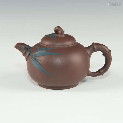 CHINESE YIXING TEAPOT WITH LID