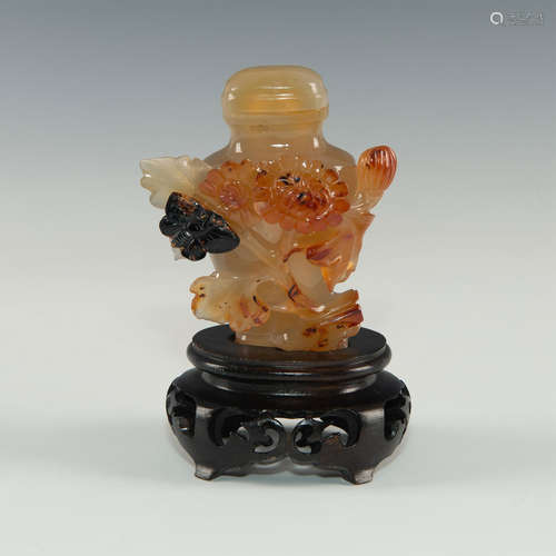 CHINESE CARVED AGATE LIDDED VASE ON WOODEN BASE