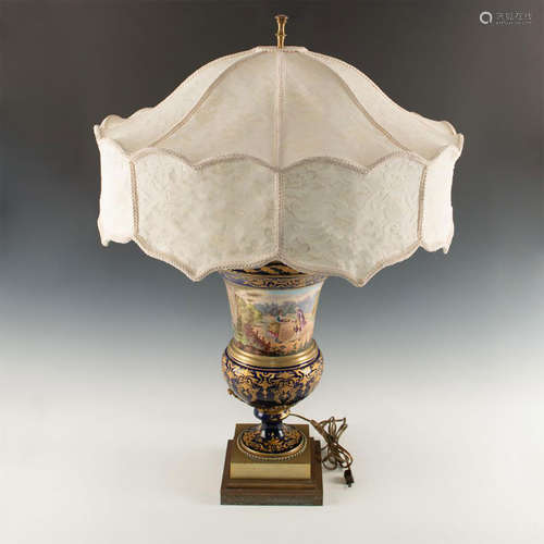 EARLY 19TH CENTURY ATTRIBUTED TO SEVRES PORCELAIN & BRONZE MOUNT VASE LAMP