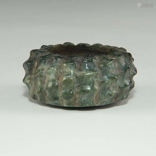 CHINESE CARVED GREEN HARDSTONE OPEN MOUTHED VESSEL