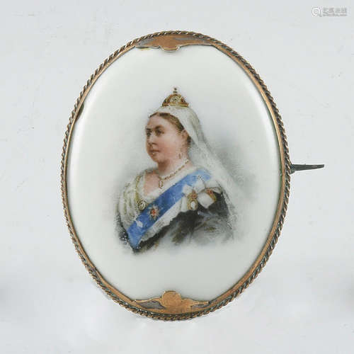 DOULTON BURSLEM BROOCH QUEEN VICTORIA