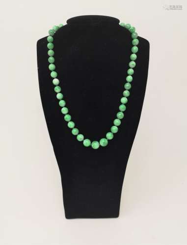 AN OLD GREEN JADITE NECKLACE