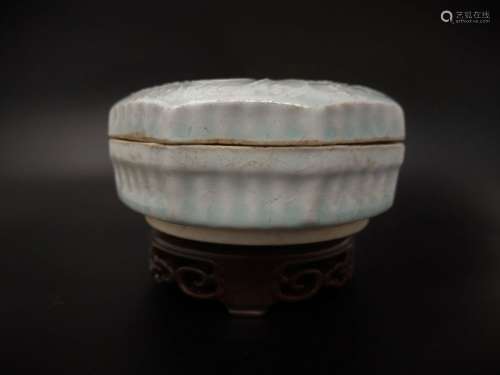 A HU-TIAN YAO SMALL WARE WITH COVER
