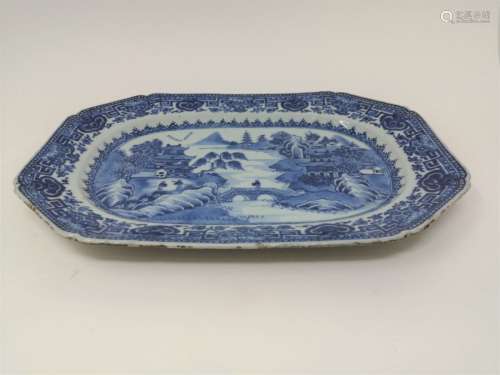 AN EXPORTED BLUE AND WHITE PORCELAIN PLATE (C)