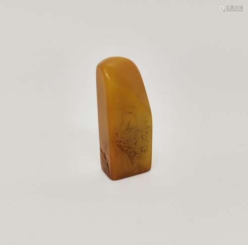 A SMALL SEAL MADE OF LIEN JIANG YELLOW STONE