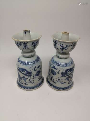 A PAIR OF BLUE AND WHITE LAMPS