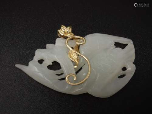 A GOOSE SHAPE JADE PENDANT WITH 18 K GOLD ORNAMENT