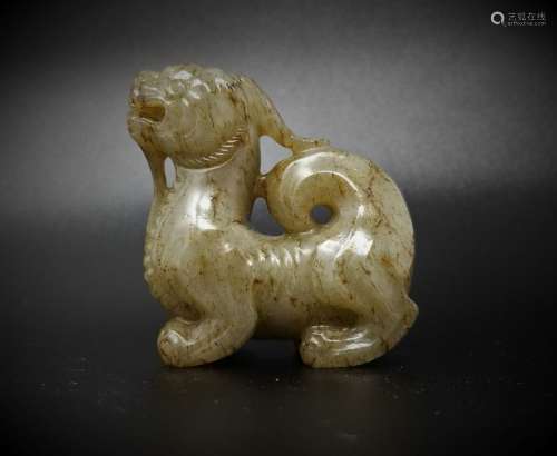 AN AUSPICIOUS BEAST JADE FIGURINE. (MING DYN)