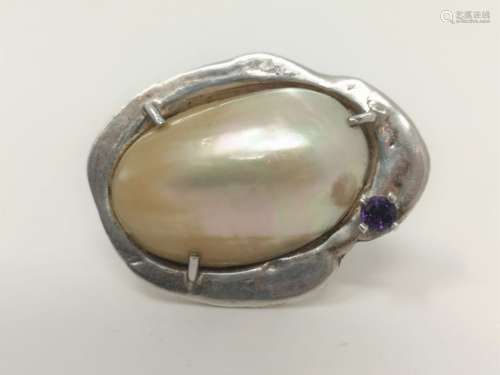 A LADY’S RING WITH LARGE MOTHER-OF-PEARL CENTER PIECE