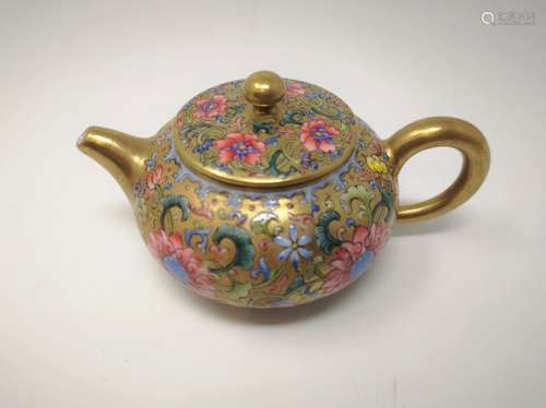 A LOVELY PORCELAIN TEAPOT, WITH QIAN-LONG MARK