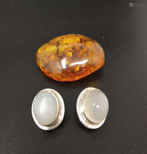 AN AMBER BROOCH AND TWO EARRINGS