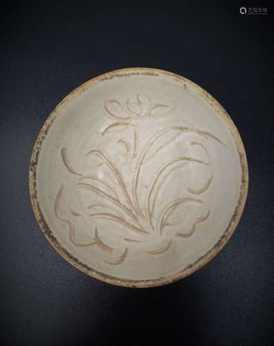 A SMALL DING YAO PLATE WITH ORCHID DESIGN